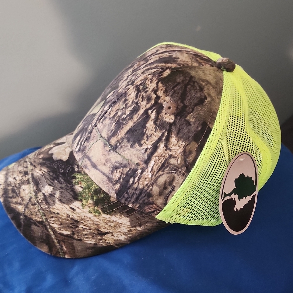 MOSSY OAK and Neon Mesh Cap OS